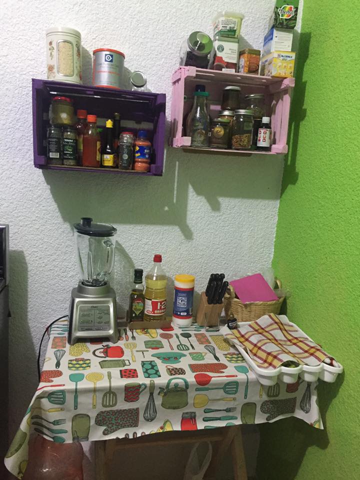 "La primer foto, porque la solución siempre son los guacales (a falta de muebles)". -Yeya Yubari