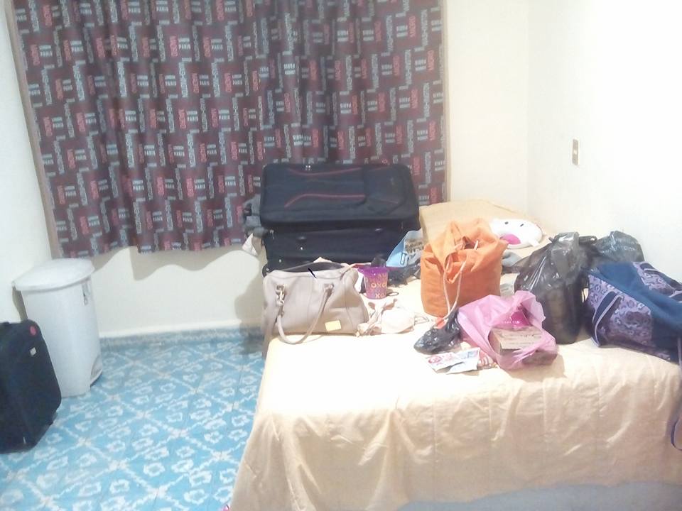 "Esa misma semana me cambié de trabajo. Llegué con una cama que me prestó mi novio, una maleta que me prestó su mamá y mi ropa que poco a poco ha ido aumentando. Llegué con miedo de que mi roomie fuera asesina serial pero no, es buena persona :p ¡Ah!, y ahora ya tengo un librero." -Les Li 