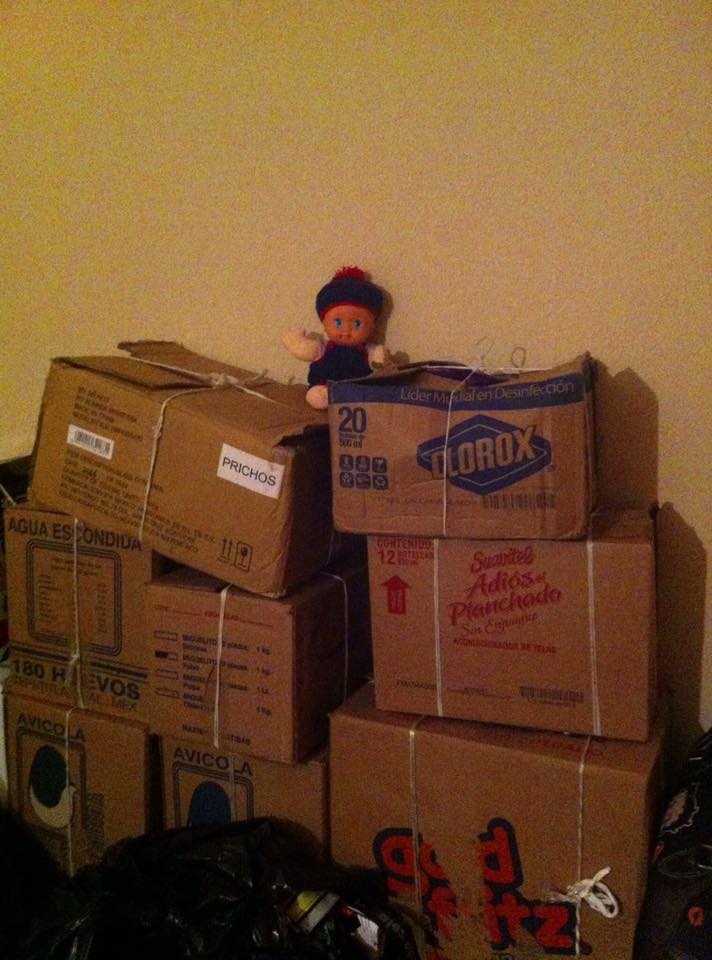 Esta foto es de mi primer día en mi depa. Mi papás me ayudaron en la mudanza. Cuando ya se habían ido me di cuenta que mi mami me dejó una muñeca con ropita que ella misma había tejido sobre las cajas (aún no tenía muebles). Después de 3 años esa muñeca es uno de mis más preciados tesoros!" -Keren Aguilar